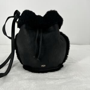 UGG Black Pebbled Leather Bucket Bag Drawstring Crossbody Shearling Fur Trim